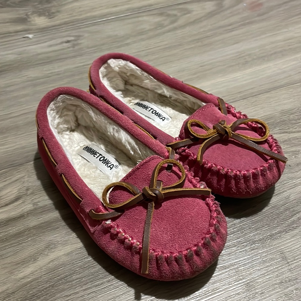 Minnetonka toddler slipper size 10